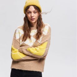 Sweter z geometrycznym wzorem - Beżowy. Brązowe bez kategorii Reserved, s, w geometryczne wzory. W wyprzedaży za 39,99 zł.