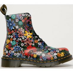 Dr. Martens - Workery skórzane 1460 Pascal. Workery damskie Dr. Martens, ze skóry, bez obcasa, na obcasie, na sznurówki. Za 849,90 zł.