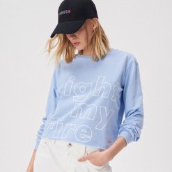 Pastelowa bluza z napisem - Niebieski. Niebieskie bluzy damskie Sinsay, s, z napisami, bez rękawów, bez kaptura. W wyprzedaży za 19,99 zł.