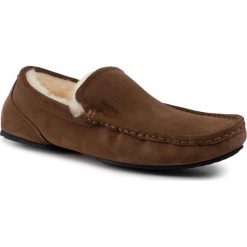 Kapcie BOSS - Relax 50423231 10223624 01 Medium Brown 210. Pomarańczowe klapki męskie Boss, bez wzorów, ze skóry. W wyprzedaży za 339,00 zł.