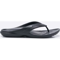 Crocs - Japonki. Czarne klapki damskie Crocs, bez wzorów, z gumy, bez obcasa, na obcasie. W wyprzedaży za 59,90 zł.