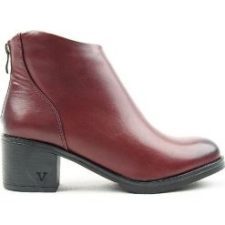 Botki damskie SABATINA. Czerwone botki damskie Sabatina, na zimę, ze skóry, bez obcasa, na obcasie, bez zapięcia. Za 159,00 zł.