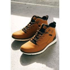 Camelowe Botki Essonne. Brązowe botki męskie Born2be, z nubiku, na sznurówki. Za 129,99 zł.