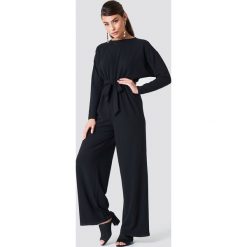 NA-KD Trend Luźny kombinezon - Black. Czarne kombinezony damskie NA-KD Trend, z długim rękawem, długie. Za 202,95 zł.