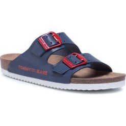 Klapki TOMMY JEANS - Color Block Flat Sandal EN0EN00835 Twilight Navy C87. Niebieskie klapki damskie Tommy Jeans, bez wzorów, z jeansu, bez obcasa. Za 299,00 zł.
