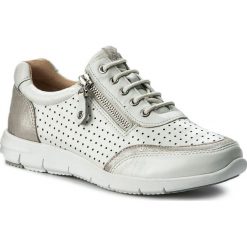Sneakersy CAPRICE - 9-23601-20 Wht Perl Multi 190. Białe sneakersy damskie marki Caprice, na co dzień, bez wzorów, ze skóry, bez obcasa, na płaskiej podeszwie, bez zapięcia. W wyprzedaży za 179,00 zł.