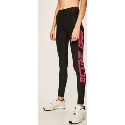 Guess Jeans - Legginsy. Czarne legginsy damskie Guess Jeans, s, z nadrukiem, z poliesteru. Za 219,90 zł.