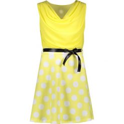 Sukienka w kolorze żółtym. Żółte sukienki damskie Pretty Closet, w paski, z tkaniny, bez kołnierzyka, bez rękawów, mini, rozkloszowane. W wyprzedaży za 115,95 zł.