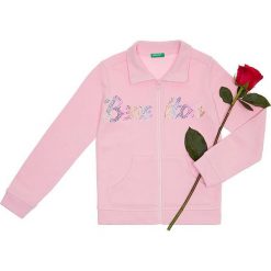 Bluza w kolorze jasnoróżowym. Różowe bluzy niemowlęce Benetton Kids, z nadrukiem, z bawełny, bez rękawów, bez kaptura. W wyprzedaży za 35,95 zł.