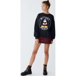 Bluza z Myszką Miki i logo. Czarne bluzy damskie marki Pull&Bear. Za 99,90 zł.