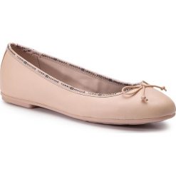 Baleriny TOMMY HILFIGER - Leather Ballerina Tommy Branding FW0FW04439 Cream Tan 904. Różowe baleriny damskie TOMMY HILFIGER, bez wzorów, ze skóry, klasyczne, bez obcasa, na płaskiej podeszwie. W wyprzedaży za 269,00 zł.