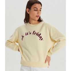 Bluza z napisem - Kremowy. Białe bluzy damskie Cropp, s, z napisami, bez rękawów, bez kaptura. Za 69,99 zł.