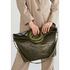 Torebka z motywem skóry krokodyla - Khaki. Brązowe torebki klasyczne damskie marki Reserved, bez wzorów, ze skóry, bez dodatków. Za 149,99 zł.