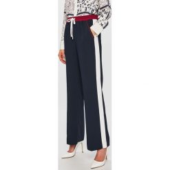 Tommy Hilfiger - Spodnie. Niebieskie spodnie damskie TOMMY HILFIGER, bez wzorów, z poliesteru, casualowe. Za 599,90 zł.