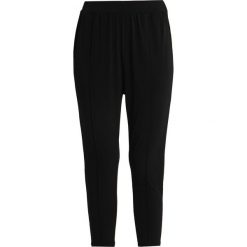 Tigha EMONIA Spodnie treningowe black. Czarne spodnie dresowe damskie marki Tigha, s, z elastanu. Za 419,00 zł.