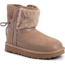 Buty UGG - W Classic Leopard Lined Bow 1105354 Amp. Pomarańczowe kozaki damskie Ugg, ze skóry, bez obcasa, bez zapięcia. Za 899,00 zł.