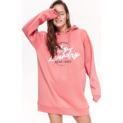 BLUZA NIEROZPINANA DAMSKA Z HAFTEM, Z NADRUKIEM. Różowe bluzy damskie TROLL, na lato, xl, z nadrukiem, z dzianiny, bez rękawów, z kapturem. Za 119,99 zł.
