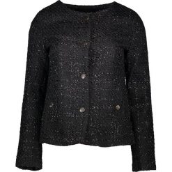 Blezer w kolorze czarnym. Czarne bolerka i narzutki damskie marki Cashmere & Jackets, s, bez wzorów, bez rękawów. W wyprzedaży za 194,95 zł.