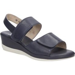 Sandały caprice 9-28700-26. Niebieskie sandały damskie Caprice, bez wzorów, ze skóry, bez obcasa, bez zapięcia. Za 279,99 zł.