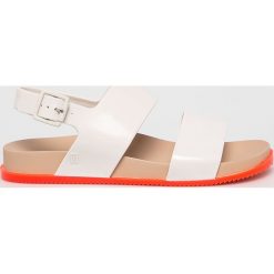 Melissa - Sandały Cosmic Sandal III. Białe klapki damskie Melissa, bez wzorów, z gumy, bez obcasa, na obcasie. W wyprzedaży za 229,90 zł.