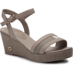 Espadryle TOMMY HILFIGER - Th Round Hardware Mid Wedge FW0FW04352 Caobbiestone PBC. Brązowe espadryle damskie TOMMY HILFIGER, bez wzorów, ze skóry ekologicznej, bez obcasa, na obcasie. W wyprzedaży za 329,00 zł.