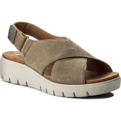 Sandały CLARKS - Un Karely Hall 261333254 Sage Nubuck. Pomarańczowe klapki damskie marki Clarks, bez wzorów, ze skóry, bez obcasa. W wyprzedaży za 279,00 zł.