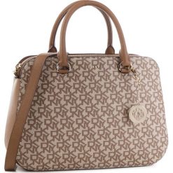 Torebka DKNY - Bryant-Md Satchel R83DJ620 Chino Logo-Vic CVU. Pomarańczowe torebki klasyczne damskie DKNY, ze skóry ekologicznej. Za 1069,00 zł.
