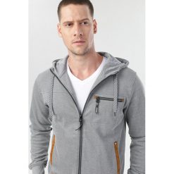 Szara Bluza Lynnaith. Szare bluzy męskie Born2be, xl, bez wzorów, bez kołnierzyka, bez rękawów, bez kaptura. Za 69,99 zł.
