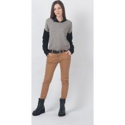 Sweter "Rio" w kolorze czarno-szaro-białym. Szare swetry damskie Chattawak, m, bez wzorów, z dzianiny, klasyczne, bez rękawów, bez kaptura. W wyprzedaży za 129,95 zł.