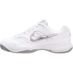 Nike Performance COURT LITE Obuwie multicourt white/matte silver/medium grey. Białe buty sportowe damskie marki Nike Performance, z gumy, na golfa. Za 229,00 zł.