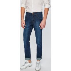 Wrangler - Jeansy Greensboro. Niebieskie jeansy męskie Wrangler, bez wzorów. W wyprzedaży za 189,90 zł.