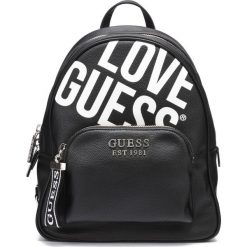 Guess Haidee Plecak Czarny. Czarne plecaki damskie Guess, z aplikacjami, z materiału. Za 592,95 zł.