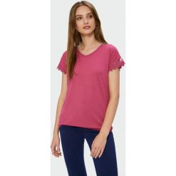 Elegancki top z koronką. Bluzki damskie Greenpoint, w koronkowe wzory, z elastanu, bez kołnierzyka. Za 49,99 zł.