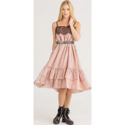 SUKIENKA TWINSET. Różowe sukienki damskie Twinset, na imprezę, xs, w koronkowe wzory, z materiału, z włoskim kołnierzykiem, bez rękawów. Za 1039,00 zł.