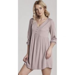 Beżowa Sukienka Leudone. Brązowe sukienki damskie Renee, s, bez wzorów, bez kołnierzyka, z długim rękawem, długie, mini, rozkloszowane. Za 79,99 zł.