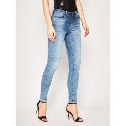 Jeansy Skinny Fit Guess W0GA03 D3ZT1. Niebieskie jeansy damskie Guess, z aplikacjami, z elastanu. Za 519,00 zł.