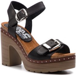Sandały REFRESH - 64083 Negro. Czarne klapki damskie Refresh, bez wzorów, ze skóry ekologicznej, bez obcasa, na obcasie. Za 199,00 zł.