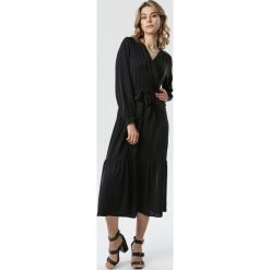 Czarna Sukienka Rivera. Czarne sukienki damskie Born2be, na imprezę, s, w paski, z tkaniny, bez kołnierzyka, bez rękawów, długie, maxi, rozkloszowane. Za 129,99 zł.