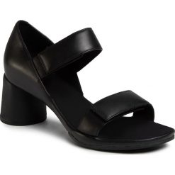 Sandały CAMPER - Upright Sandal K200953-003 Black. Czarne klapki damskie Camper, bez wzorów, ze skóry, bez obcasa, na obcasie. Za 569,00 zł.
