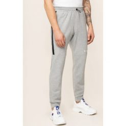 Spodnie dresowe Champion Logo Knee Cuffed Woven 213462. Czarne jeansy męskie Champion, xl, bez wzorów. W wyprzedaży za 269,00 zł.