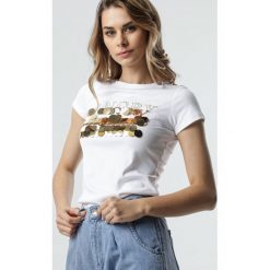 Biały T-shirt Rubio. Białe bluzki damskie Born2be, s, z haftami, z jeansu, glamour, z okrągłym kołnierzem, z krótkim rękawem. Za 69,99 zł.
