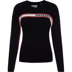 Sweter Superdry Logo Ribbed W6100027A. Białe swetry damskie Superdry, bez wzorów, z bawełny, klasyczne, bez rękawów, bez kaptura. W wyprzedaży za 159,00 zł.