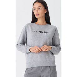 Bluza z napisem - Jasny szary. Szare bluzy damskie House, s, z napisami, bez rękawów, bez kaptura. Za 59,99 zł.