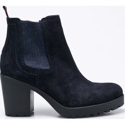 Hilfiger Denim - Botki. Czarne buty zimowe damskie marki Hilfiger Denim, z denimu, z okrągłym noskiem, na obcasie. W wyprzedaży za 249,90 zł.