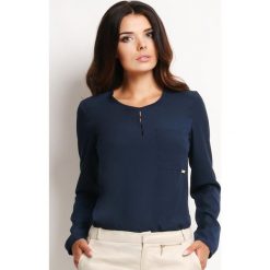 Granatowa Elegancka Bluzka z Pęknięciem przy Dekolcie. Niebieskie bluzki damskie Molly.pl, na co dzień, s, bez wzorów, eleganckie, bez kołnierzyka, z długim rękawem. Za 95,90 zł.