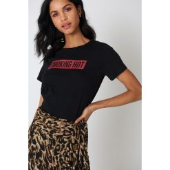 NA-KD T-shirt Smoking Hot - Black. Czarne t-shirty damskie marki NA-KD, z nadrukiem, z okrągłym kołnierzem. W wyprzedaży za 40,48 zł.