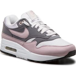 Buty NIKE - Air Max 1 319986 032 Vast Grey/Particle Rose. Szare półbuty damskie Nike, na co dzień, bez wzorów, z tworzywa sztucznego, bez obcasa, na płaskiej podeszwie, bez zapięcia. W wyprzedaży za 479,00 zł.
