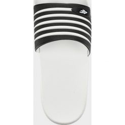 Klapki damskie KLD200 - głęboka czerń. Klapki damskie 4f, bez wzorów, bez obcasa. Za 59,99 zł.