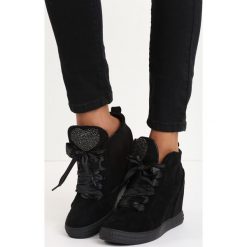 Czarne Sneakersy Feminine. Czarne koturny damskie Born2be, z okrągłym noskiem, bez obcasa, na obcasie, na sznurówki. Za 69,99 zł.
