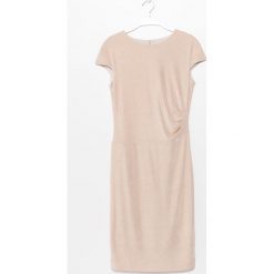 Sukienka. Żółte sukienki mini damskie marki Simple, na lato, eleganckie, z dekoltem w łódkę, z krótkim rękawem, krótkie, dopasowane. Za 299,90 zł.